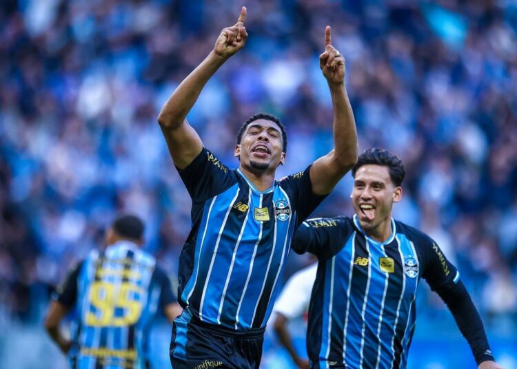 Jogadores do Grêmio celebrando gol