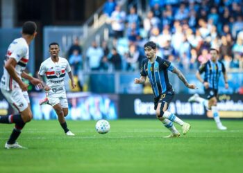 Marcos Antônio em ação na partida contra o Grêmio