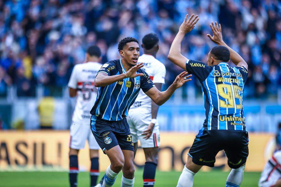 Jogadores do São Paulo em ação durante partida