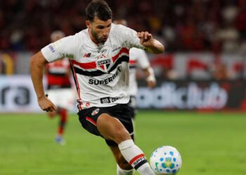 Jogadores do São Paulo se preparando para jogo