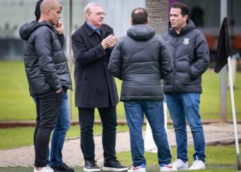 Corinthians em dia com salários mas devendo direitos de imagem