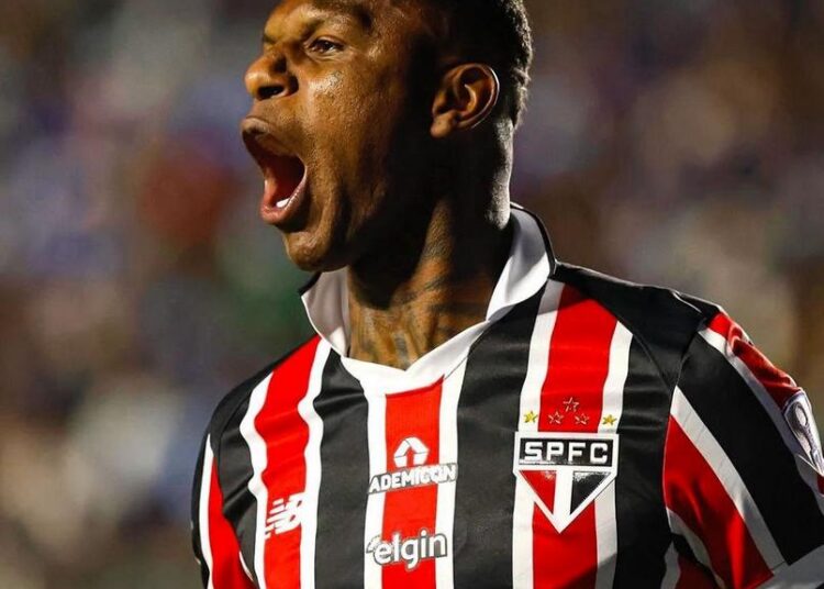 Jogadores do São Paulo em ação contra o Bolívar