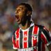 Jogadores do São Paulo em ação contra o Bolívar