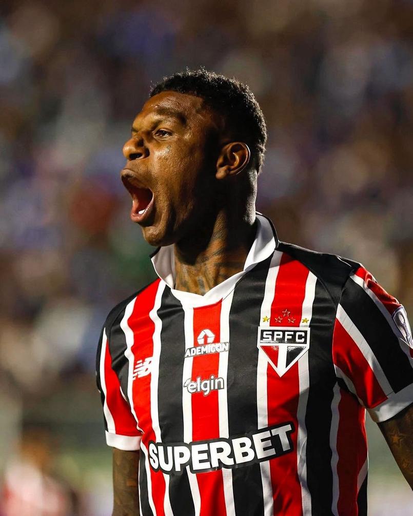 Jogadores do São Paulo em ação contra o Bolívar