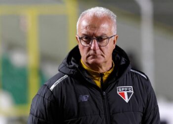 Dorival Júnior durante coletiva