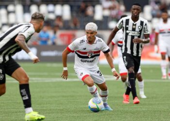 Atacante William Gomes durante jogo