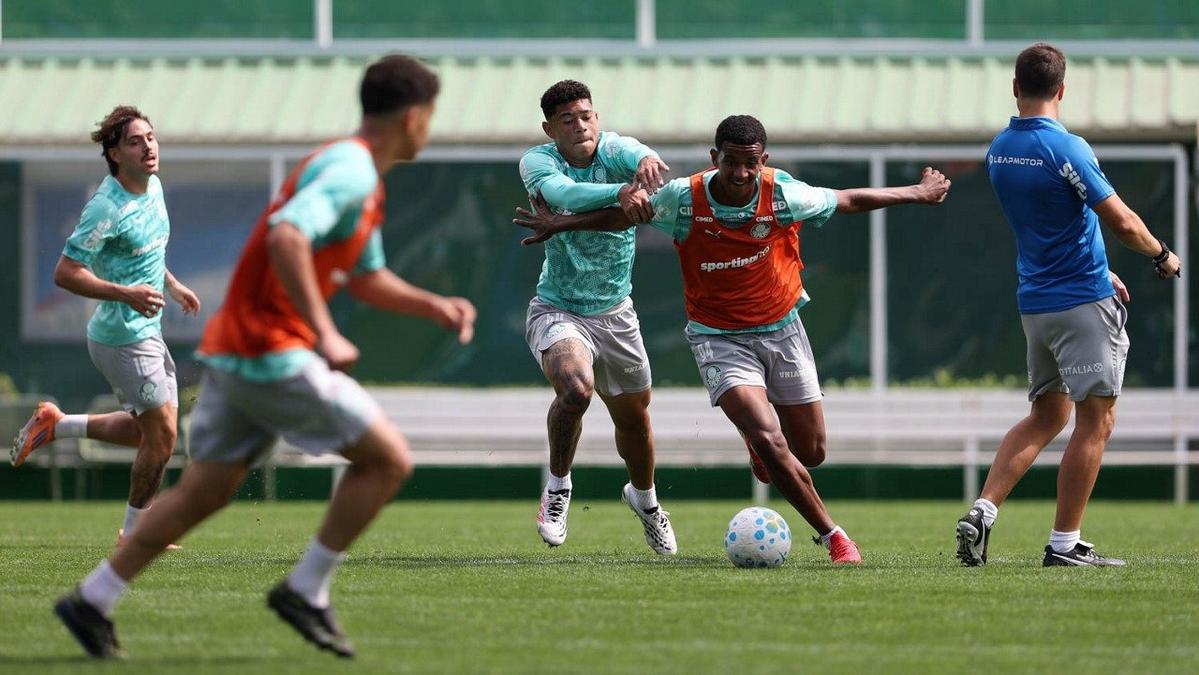 Jogadores do Palmeiras em treinamento