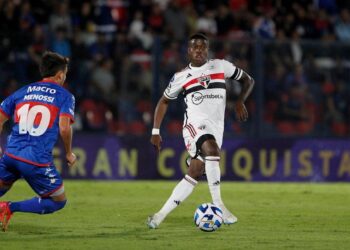 Jogador Jhegson Mendez em ação pelo São Paulo