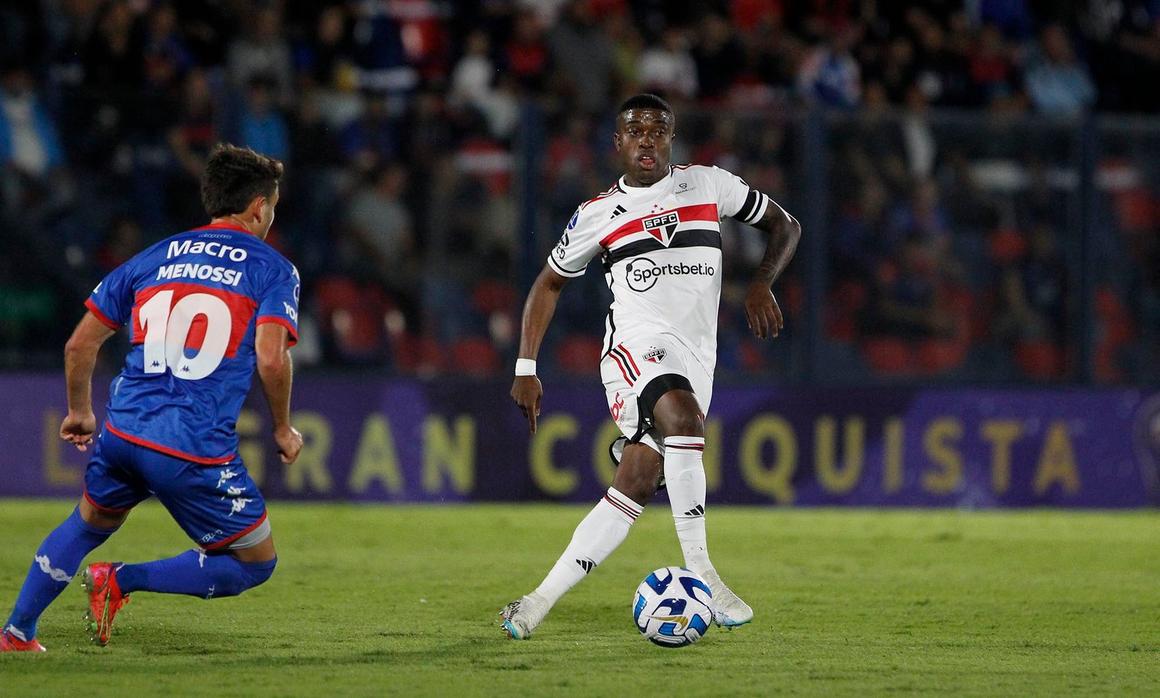 Jogador Jhegson Mendez em ação pelo São Paulo