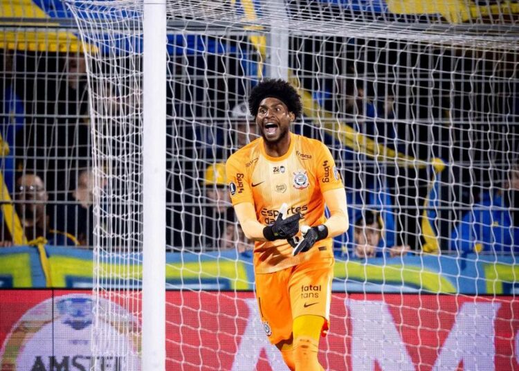 Goleiro Hugo Souza durante partida