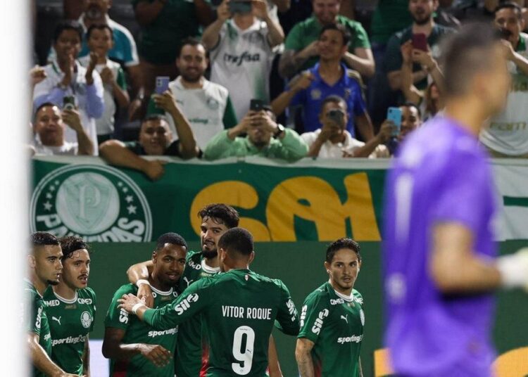 Jogadores em campo durante partida do Brasileirão