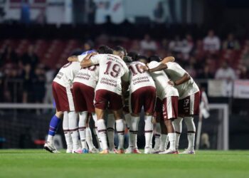 Jogadores do São Paulo em ação no jogo