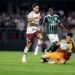 Atacante Calleri durante partida do São Paulo