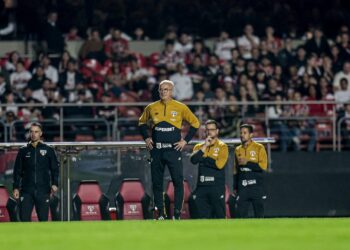 Dorival Júnior em coletiva de imprensa