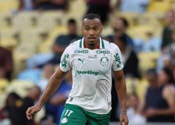 Marlon Freitas em ação durante jogo do Palmeiras