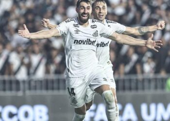 Jogadores do Santos comemorando o gol