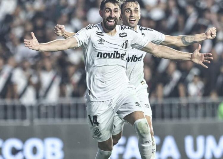 Jogadores do Santos comemorando o gol