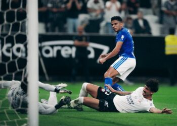 Corinthians e Cruzeiro em campo na Neo Química Arena