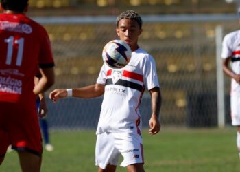 Pedro Ferreira em campo pelo São Paulo