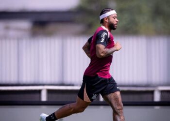 Memphis Depay em ação pelo Corinthians