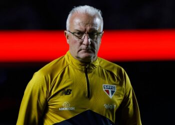 Dorival Júnior em coletiva de imprensa