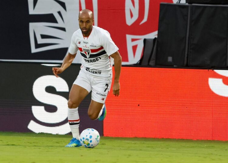 Lucas Moura durante treino