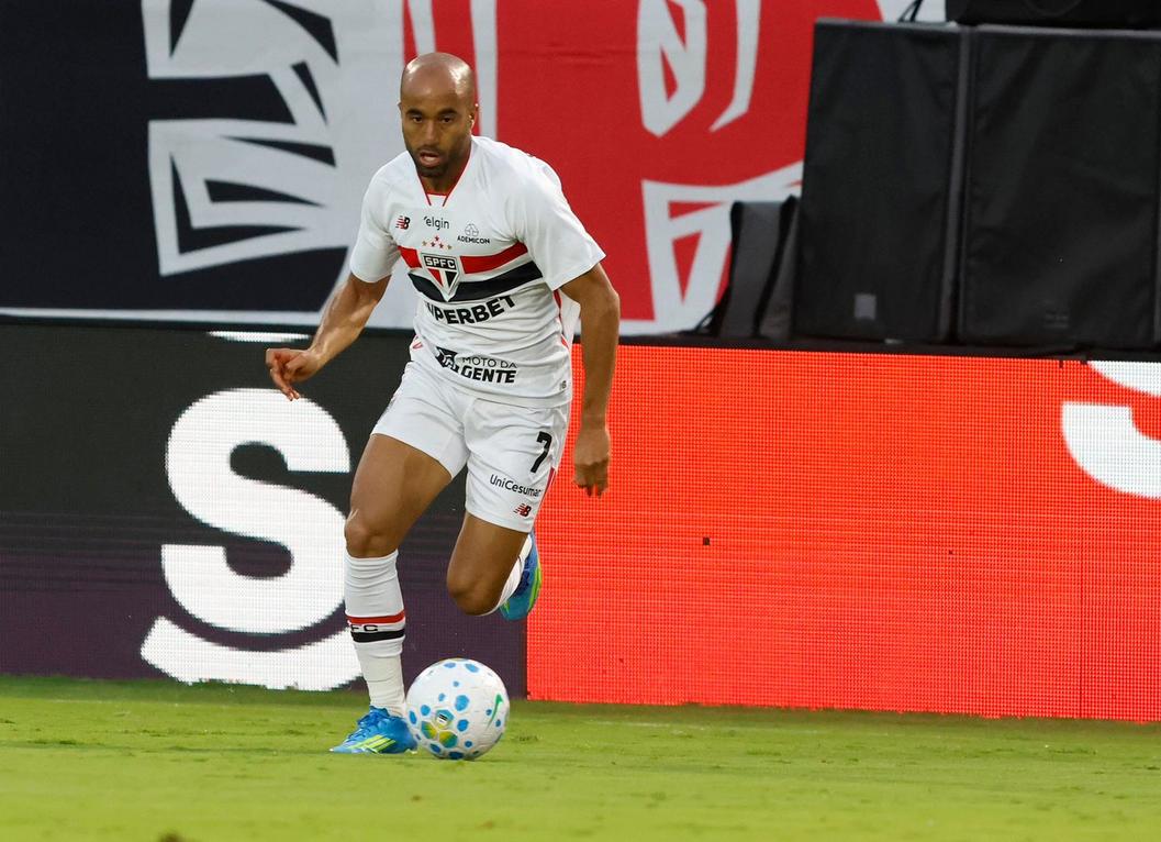 Lucas Moura durante treino