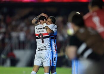 Calleri em campo representando o São Paulo