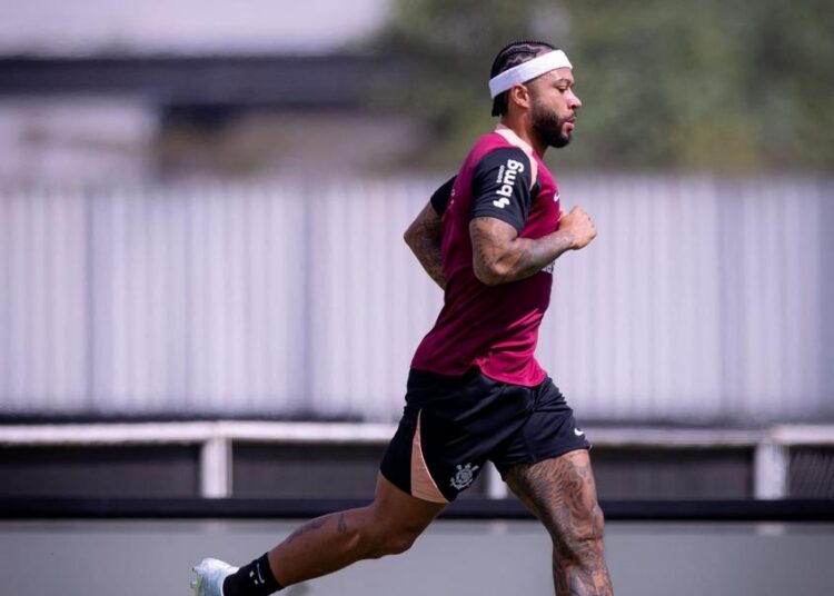 Atacante Memphis Depay treinando com a equipe do Corinthians.
