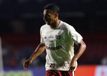 Jogador Victor Sá em ação no campo