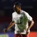 Jogador Victor Sá em ação no campo