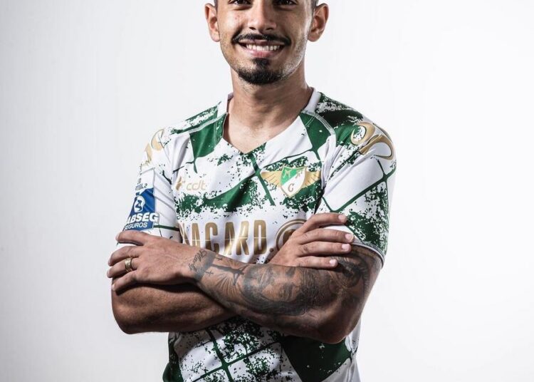 Alanzinho em ação no futebol