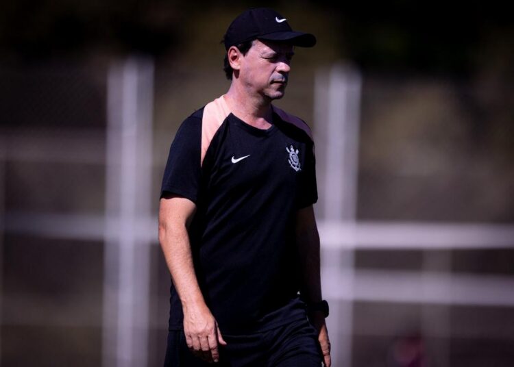 Maicon treinando com o time sub-20 do Corinthians