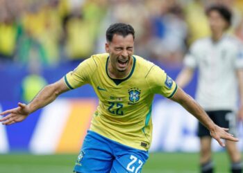 Martinelli durante partida do Arsenal