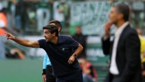 Abel Ferreira celebra apoio da torcida e crítica à imprensa