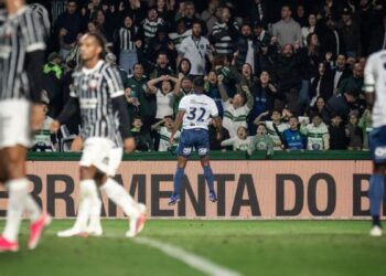 Jogadores do Corinthians em ação no Couto Pereira