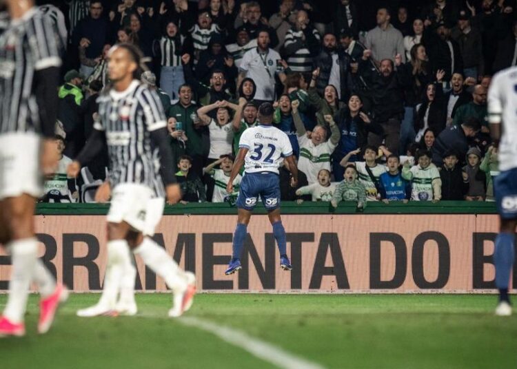 Jogadores do Corinthians em ação no Couto Pereira