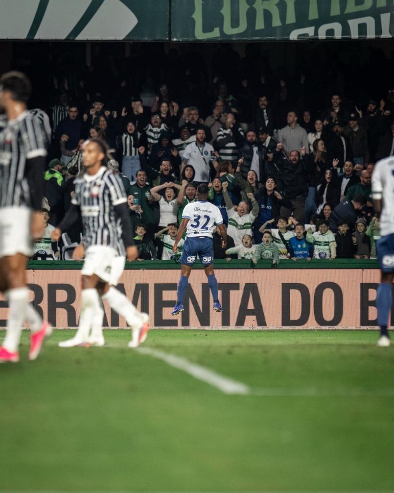 Jogadores do Corinthians em ação no Couto Pereira