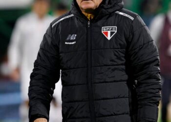 Dorival Júnior em coletiva de imprensa