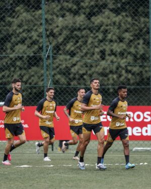 Torcida Organizada do São Paulo Cobra Atletas em Protesto