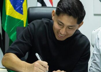 Jogador Miguelito em ação pelo Santos