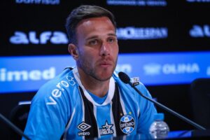 Santos avança na contratação do volante Arthur Melo