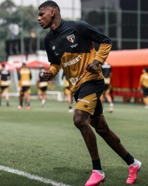 Treino intenso do São Paulo conta com retorno de Arboleda