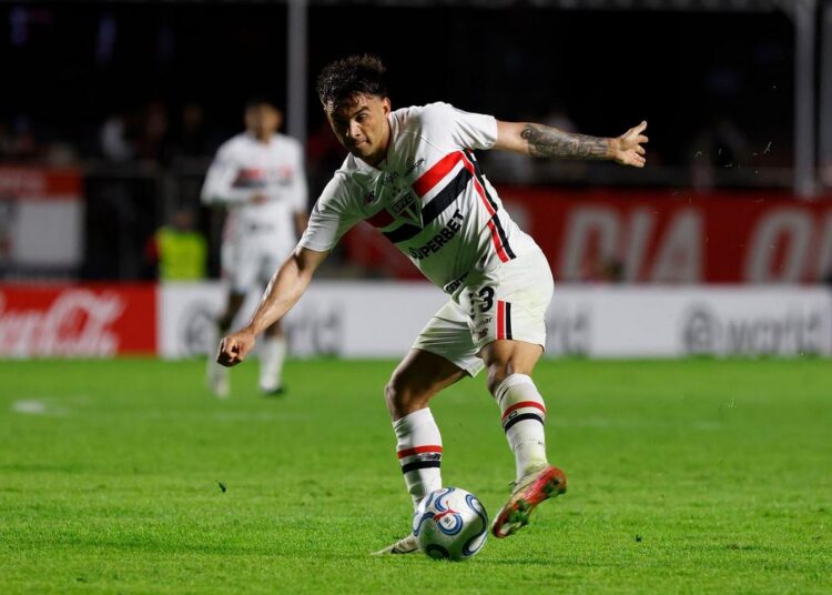 Enzo Diaz durante partida pelo São Paulo
