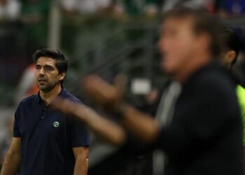 Abel Ferreira durante coletiva