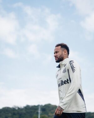 Neymar está pronto para enfrentar o Corinthians neste domingo