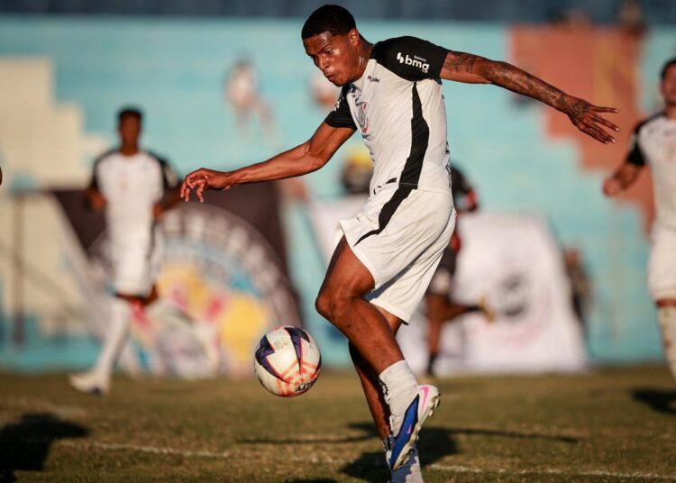 Jogador Luiz Fábio em ação pelo Corinthians