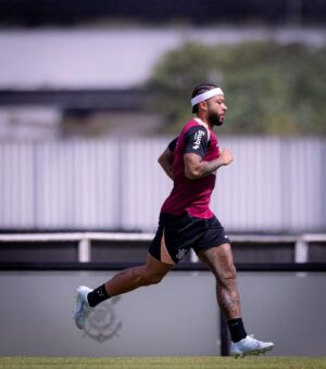 Memphis Depay pode ser titular do Corinthians no clássico