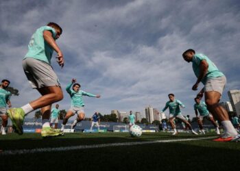 Jogadores do Palmeiras em treino de finalizações