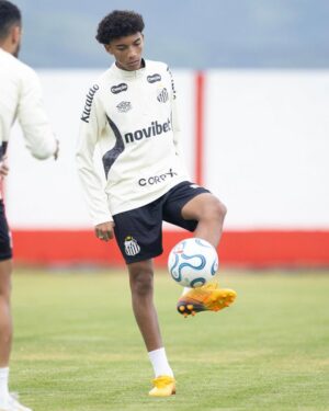 Santos Retoma Negociações para Empréstimo de Robinho Jr.